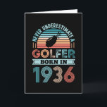 Tarjeta Golfer nació en 1936 cuando le dio un regalo de cu<br><div class="desc">Nunca subestimes a un Golfer nacido en 1936. Regalo de cumpleaños 90 ideal para un jugador de golf de 90 años y aficionado al golf que adora los deportes. Presencia retro para hombres,  mujeres,  tu padre en el Día del Padre.</div>