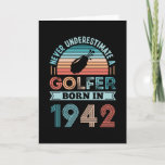 Tarjeta Golfer nació en 1942 Golfing 80th Birthday Gift Da<br><div class="desc">Nunca subestimes a un Golfer nacido en 1942. Regalo de cumpleaños 80 ideal para un jugador de golf de 80 años y aficionado al golf que adora los deportes. Presencia retro para hombres,  mujeres,  tu padre en el Día del Padre.</div>
