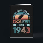 Tarjeta Golfer nació en 1943 Golfing 80th Birthday Gift Da<br><div class="desc">Nunca subestimes a un Golfer nacido en 1943. Regalo de cumpleaños 80 ideal para un jugador de golf de 80 años y aficionado al golf que adora los deportes. Presencia retro para hombres,  mujeres,  tu padre en el Día del Padre.</div>