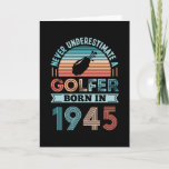 Tarjeta Golfer nació en 1945 Golfing 80th Birthday Gift Da<br><div class="desc">Nunca subestimes a un Golfer nacido en 1945. Regalo de cumpleaños 80 ideal para un jugador de golf de 80 años y aficionado al golf que adora los deportes. Presencia retro para hombres,  mujeres,  tu padre en el Día del Padre.</div>