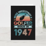 Tarjeta Golfer nació en 1947 Golfing 80th Birthday Gift Da<br><div class="desc">Nunca subestimes a un Golfer nacido en 1947. Regalo de cumpleaños 80 ideal para un jugador de golf de 80 años y aficionado al golf que adora los deportes. Presencia retro para hombres,  mujeres,  tu padre en el Día del Padre.</div>