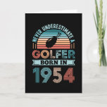 Tarjeta Golfer nació en 1954. Papel de 70 años de golf<br><div class="desc">Nunca subestimes a un Golfer nacido en 1954. Regalo de cumpleaños 70 ideal para un jugador de golf de 70 años y aficionado al golf que adora los deportes. Presencia retro para hombres,  mujeres,  tu padre en el Día del Padre.</div>