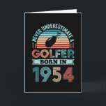 Tarjeta Golfer nació en 1954. Papel de 70 años de golf<br><div class="desc">Nunca subestimes a un Golfer nacido en 1954. Regalo de cumpleaños 70 ideal para un jugador de golf de 70 años y aficionado al golf que adora los deportes. Presencia retro para hombres,  mujeres,  tu padre en el Día del Padre.</div>
