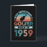 Tarjeta Golfer nació en 1959 Golfing 70th Birthday Gift Da<br><div class="desc">Nunca subestimes a un Golfer nacido en 1959. Regalo de cumpleaños 70 ideal para un jugador de golf de 70 años y aficionado al golf que adora los deportes. Presencia retro para hombres,  mujeres,  tu padre en el Día del Padre.</div>