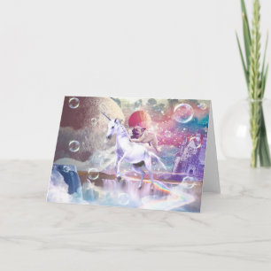 Tarjeta Goma arcoiris montando unicornio en el espacio.