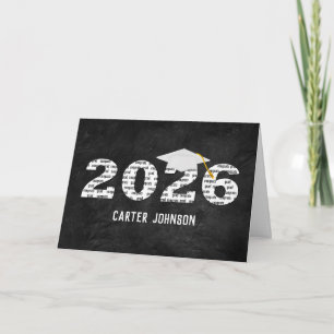 Tarjeta Gorra de graduación blanca 2026 sobre cuero negro