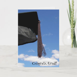 Tarjeta gorra negra de graduación con tassel en el cielo