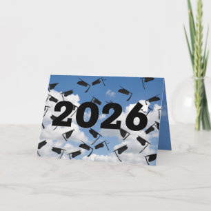 Tarjeta Gorras de graduación 2026 en el cielo
