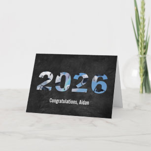 Tarjeta Gorras de Graduación 2026 en Nubes y Arcoíris