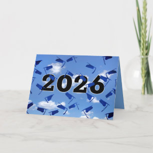 Tarjeta Gorras de graduación azules 2026 en el cielo
