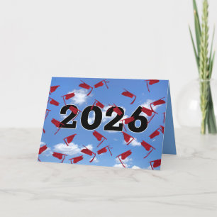 Tarjeta Gorras de graduación rojas 2026 en el cielo