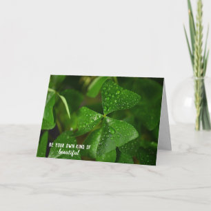 Tarjeta gotas de lluvia en un amigo de shamrock