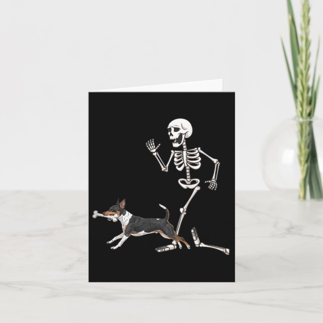 Tarjeta Graciosa Rat Terrier Y Skeleton De Halloween (Anverso)