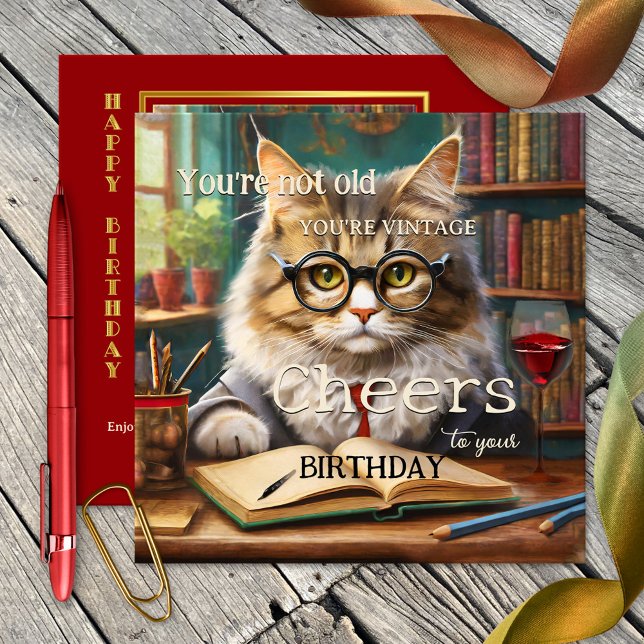 Tarjeta Gracioso Cat Red Wine Books Cumpleaños (Funny cat birthday card featuring a cute cat with glasses ( :-) ), red wine and lots of books)