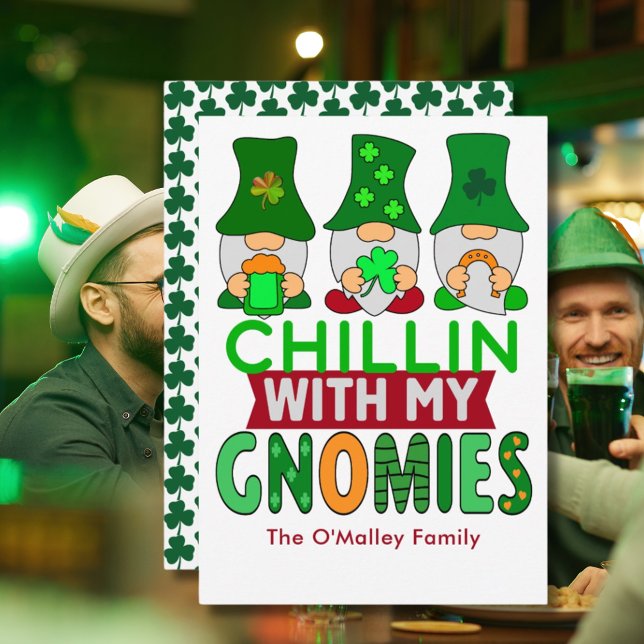 Tarjeta Gracioso escalofrío con la planicie del Día de St  (Funny Chillin with My Gnomies St Patrick's Day Flat Card, gnomes, green, party, friends, family)