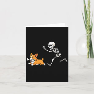 Tarjeta Gracioso esqueleto persiguiendo a Corgi Halloween