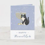 Tarjeta Gracioso gato Menorah y Dreidel Happy Hanukkah Blu<br><div class="desc">Sorprenda a sus amigos y familiares con esta elegante tarjeta de saludo temático Hanukkah! Cambie fácilmente el texto haciendo clic en la opción "personalizar esta plantilla".</div>