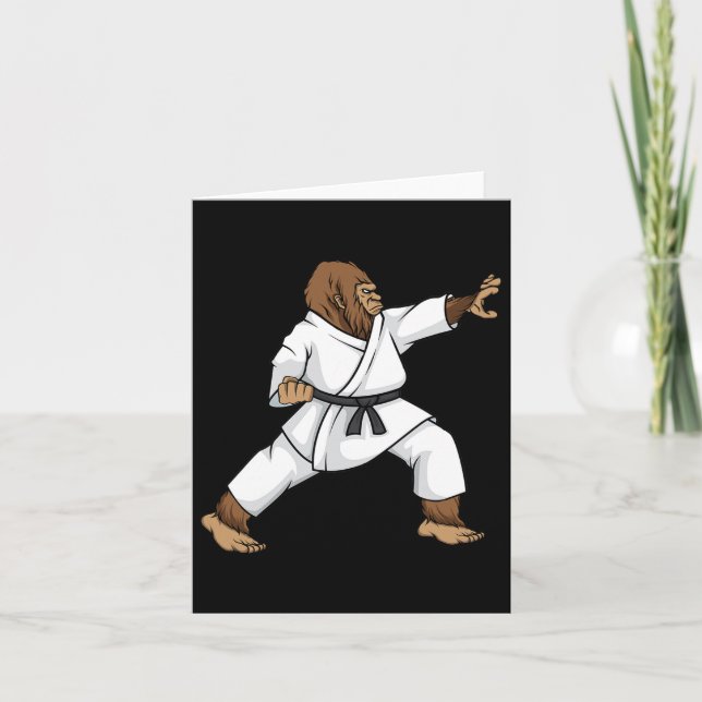 Tarjeta Gracioso Ninja Bigfoot Haciendo Karate Con Samurai (Anverso)