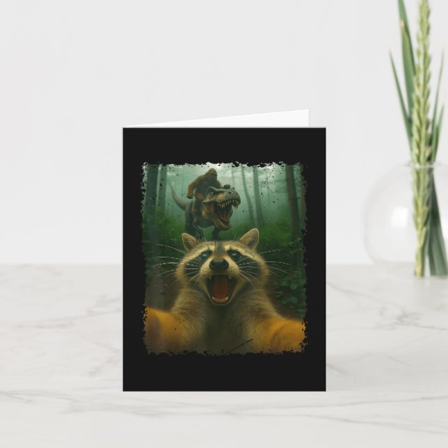 Tarjeta Gracioso Raccoon Selfie Con Dinosaurio T-rex Y Big (Anverso)