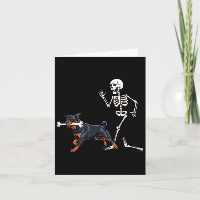 Tarjeta Gracioso Rottweiler Y Skeleton De Halloween (Anverso)
