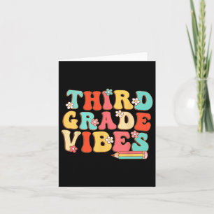 Tarjeta Grado Vibes Retro Groovy - Tercer Grado De Vuelta