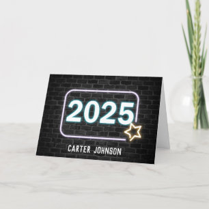 Tarjeta Graduación 2025 Rótulo Neon En Ladrillo