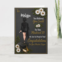 Graduación de Mujer con Cabello Negro Licenciatura