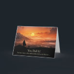 Tarjeta Graduación Inspiradora con Graduado en una Colina<br><div class="desc">¡Felicidades al estudiante graduado! Imagine una silueta de un graduado mirando hacia el horizonte mientras se pone el sol,  creando un fondo perfecto para una tarjeta de graduación inspiradora que les recuerda disfrutar cada momento.</div>