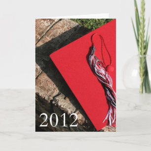 Tarjeta Graduado, casquillo rojo del graduado