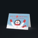 Tarjeta Gran Gran Abuelo Babilonia Primera Nieta de Navida<br><div class="desc">Celebra las festividades mientras celebras el hito de la primera Navidad de tu bisnieto! Un dulce muñeco de nieve se está acercando ansiosamente para probar los copos de nieve, como lo hace durante su primer año. Viendo una bufanda roja y mitones, está apiñado mientras la nieve en el fondo está...</div>