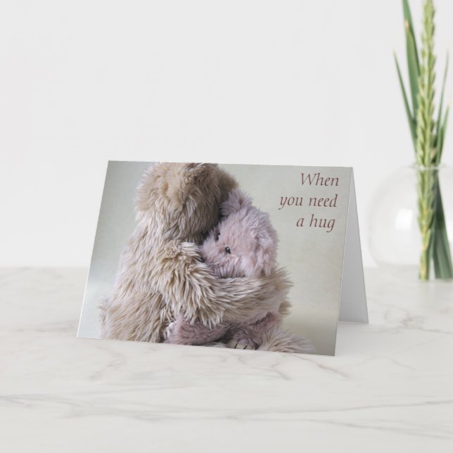 Tarjeta gran oso de peluche sostiene pequeño abrazo a la t (Anverso)