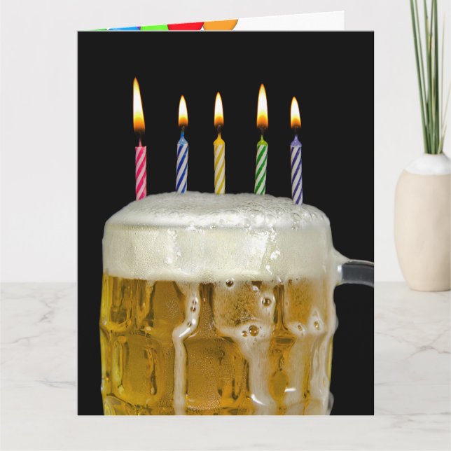 Tarjeta gran taza de cerveza con velas de cumpleaños (Anverso)