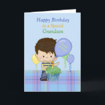 Tarjeta Grandson Special Happy Birday Boy con pastel<br><div class="desc">Una tarjeta dulce para un nieto especial, con un fondo azul con una manta azul baja y un niño dulce con una camisa azul y amarilla y jeans. Hay un quequito verde delante del niño y globos flotando alrededor. Diseño original de Cheryl Seslar en Digital Craft Supplied, Globos de diseño...</div>