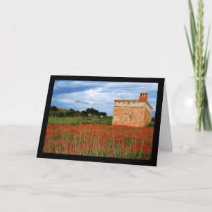 Tarjeta Granero rural en campo floral de amapolas