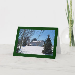 Tarjeta Granero, Silo y árbol de hoja perenne en nieve