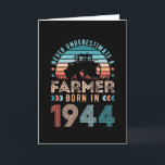Tarjeta Granjero nacido 1944 80º cumpleaños Regalo agrícol<br><div class="desc">Nunca subestimes a un agricultor nacido en 1944. Regalo de cumpleaños número 80 ideal para un pollo de 80 años o un apasionado de la agricultura o la ganadería. Presencia retro para hombres,  mujeres,  tu padre en el Día del Padre.</div>
