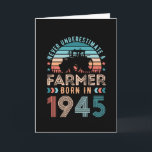 Tarjeta Granjero nacido 1945 80º cumpleaños Regalo agrícol<br><div class="desc">Nunca subestimes a un agricultor nacido en 1945. Regalo de cumpleaños número 80 ideal para un pollo de 80 años o un apasionado de la agricultura o la ganadería. Presencia retro para hombres,  mujeres,  tu padre en el Día del Padre.</div>