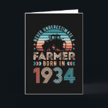 Tarjeta Granjero nacido en 1934 90º cumpleaños Regalo agrí<br><div class="desc">Nunca subestimes a un agricultor nacido en 1934. Regalo de cumpleaños número 90 ideal para un pollo de 90 años de edad o un entusiasta de la agricultura o la cría de vacas. Presencia retro para hombres,  mujeres,  tu padre en el Día del Padre.</div>