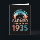 Tarjeta Granjero nacido en 1936 90º cumpleaños Regalo agrí<br><div class="desc">Nunca subestimes a un agricultor nacido en 1936. Regalo de cumpleaños número 90 ideal para un pollo de 90 años de edad o un entusiasta de la agricultura o la cría de vacas. Presencia retro para hombres,  mujeres,  tu padre en el Día del Padre.</div>