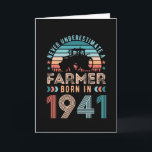 Tarjeta Granjero nacido en 1941 80º cumpleaños Regalo agrí<br><div class="desc">Nunca subestimes a un agricultor nacido en 1941. Regalo de cumpleaños número 80 ideal para un pollo de 80 años o un apasionado de la agricultura o la ganadería. Presencia retro para hombres,  mujeres,  tu padre en el Día del Padre.</div>
