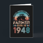 Tarjeta Granjero nacido en 1948 80º cumpleaños Regalo agrí<br><div class="desc">Nunca subestimes a un agricultor nacido en 1948. Regalo de cumpleaños número 80 ideal para un pollo de 80 años o un apasionado de la agricultura o la ganadería. Presencia retro para hombres,  mujeres,  tu padre en el Día del Padre.</div>