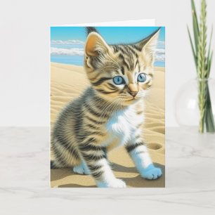 Tarjeta Gray Tabby Kitten jugando en una playa