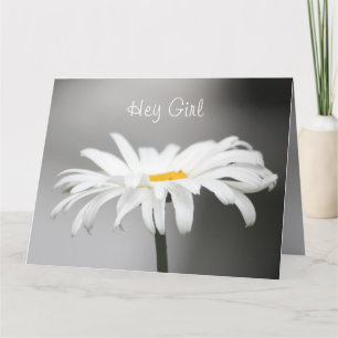 Tarjeta Gris con margarita blanca