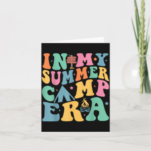 Tarjeta Groovy En La Época De Campamento De Verano Grupo D