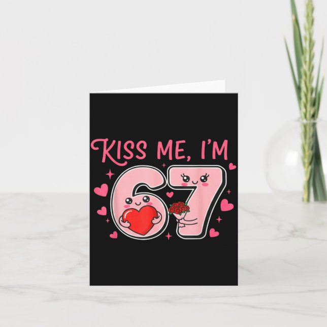 Tarjeta Groovy Kiss Me I'm 6 7 Heart Valentine Day 67 Meme (Anverso)