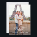 Tarjeta Groupon de la foto de los saludos de la<br><div class="desc">Este día de fiesta/tarjeta de Navidad elegantes ofrece letras adornadas con saludos las palabras los "de la estación y Feliz Año Nuevo" y una imagen en el fondo. Este diseño tiene una sensación de la moda y del vintage con una torsión moderna.</div>