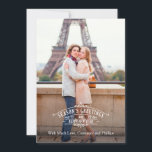Tarjeta Groupon de la foto de los saludos de la<br><div class="desc">Este día de fiesta/tarjeta de Navidad elegantes ofrece letras adornadas con saludos las palabras los "de la estación y Feliz Año Nuevo" y una imagen en el fondo. Este diseño tiene una sensación de la moda y del vintage con una torsión moderna.</div>