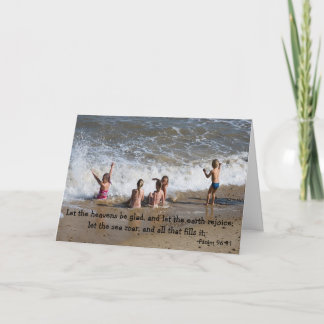 Tarjeta grupo de niños en la playa