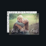 Tarjeta Guión de la mejor mamá de todos los tiempos | Tarj<br><div class="desc">Personalizable Happy Mother's Day card (tarjeta de foto del Día de la Madre Feliz) con caligrafía moderna blanca.</div>