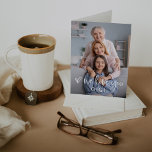 Tarjeta Guión y foto modernos y simples | Te queremos Gigi<br><div class="desc">Esta sencilla y elegante tarjeta del Día de la Madre para tu abuela o gigi incluye tu foto personal favorita, con un guión moderno escrito a mano que dice "Te queremos Gigi" junto con un corazón dibujado a mano. El texto interior dice "feliz día de la madre", pero puedes cambiar...</div>